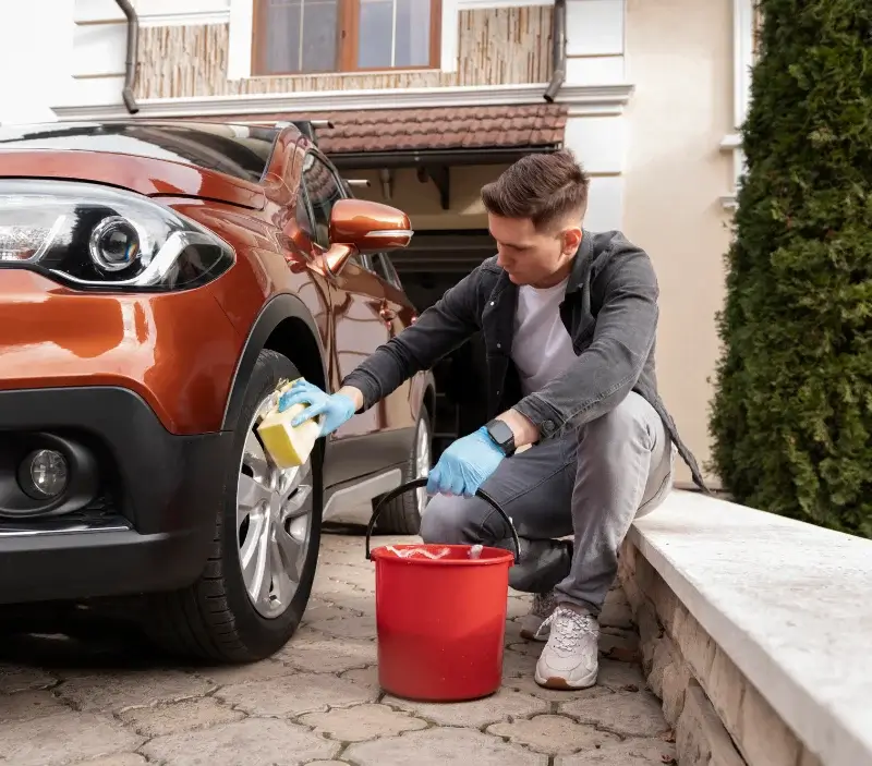 Lavage auto à domicile Lavaré : professionnel intervenant sur un véhicule